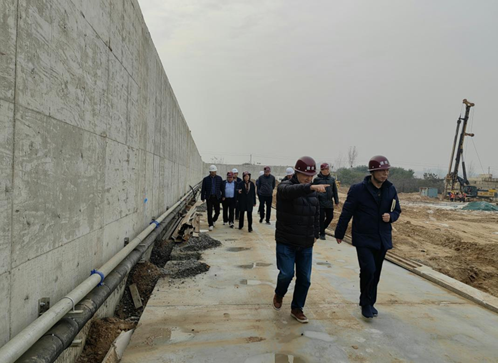 鄭州市重點(diǎn)項目建設(shè)中心領(lǐng)導(dǎo)蒞臨鄭州市第六十七高級中學(xué)項目檢查指導(dǎo)